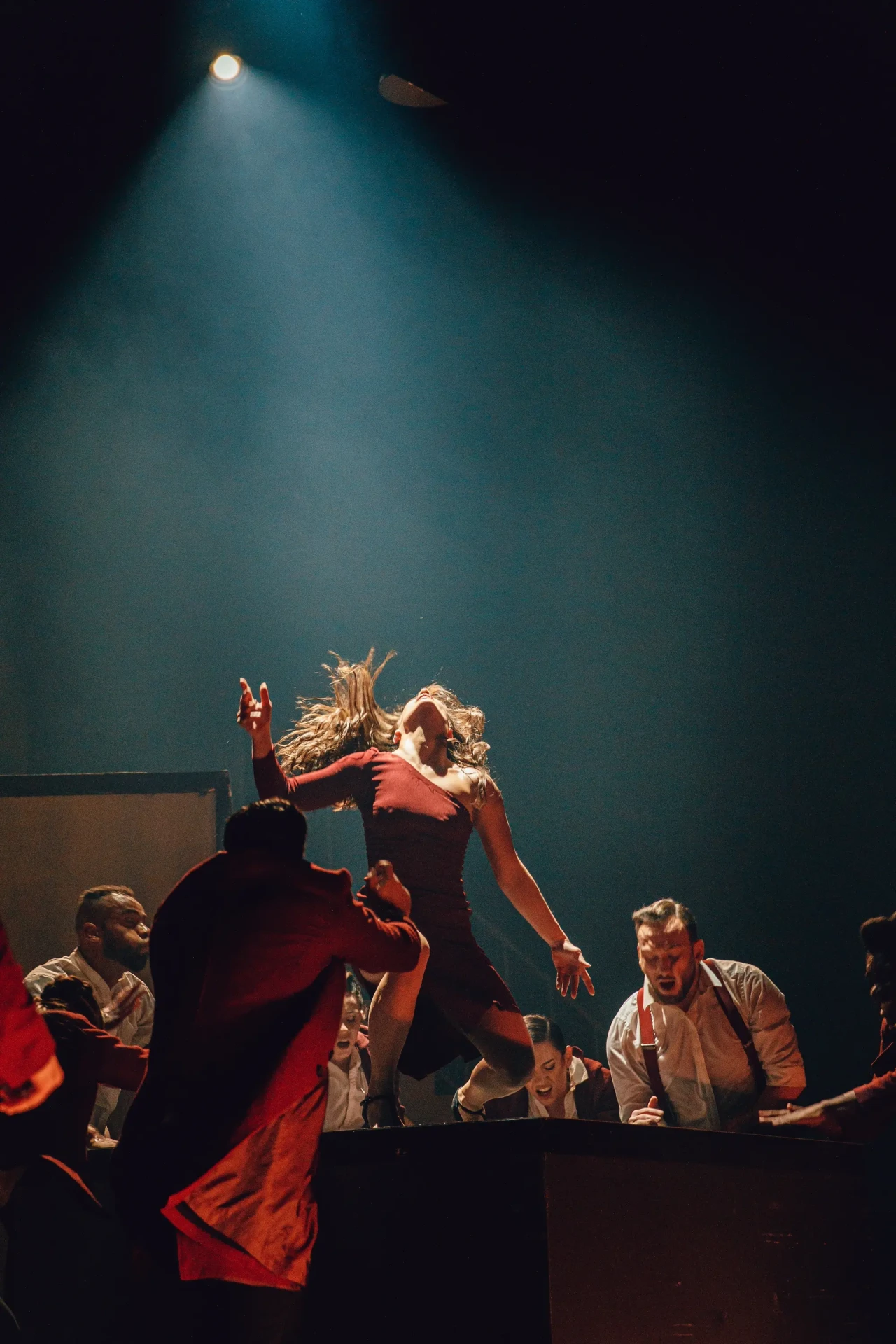 Une femme danse sur scène devant une foule